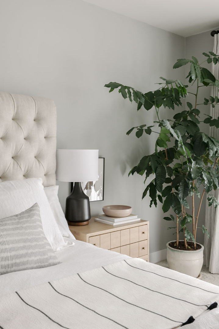 annabode-interior-design-bedroom-striped-blanket-golden-co