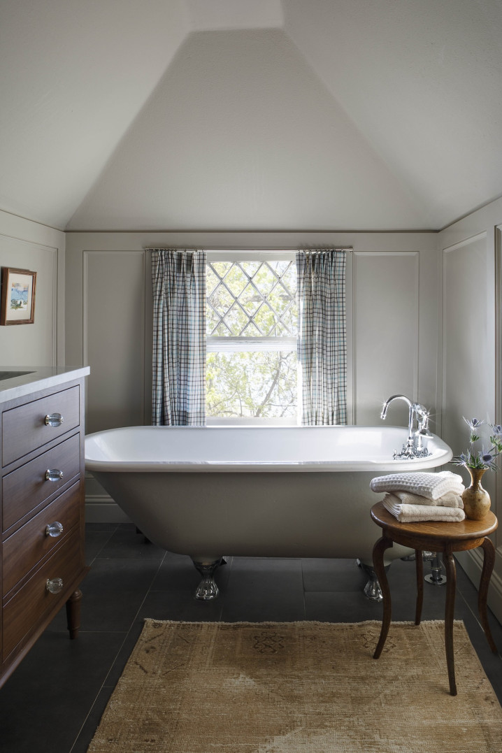 clawfoot-tub-bathroom-interior-design